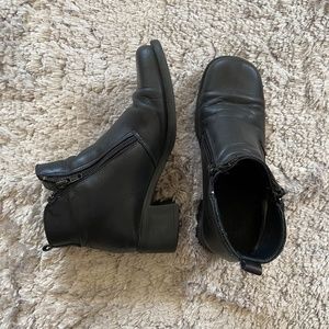 La CANADIENNE Mid Heel Ankle Black Leather Boots